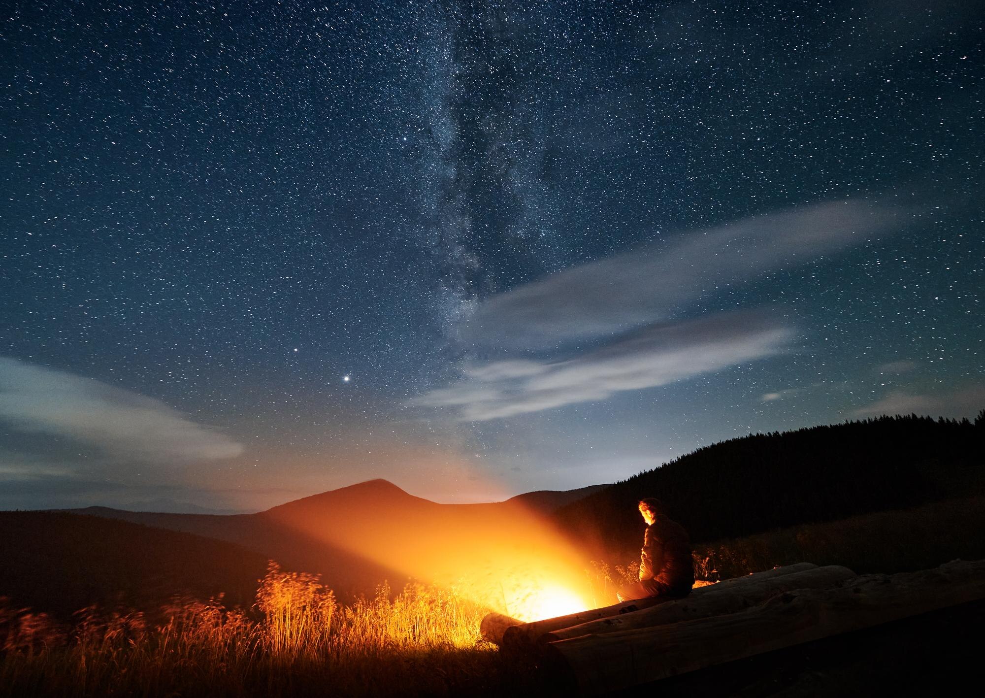 Cielo nocturno estrellado sobre paisaje andino — calma y bienestar visual