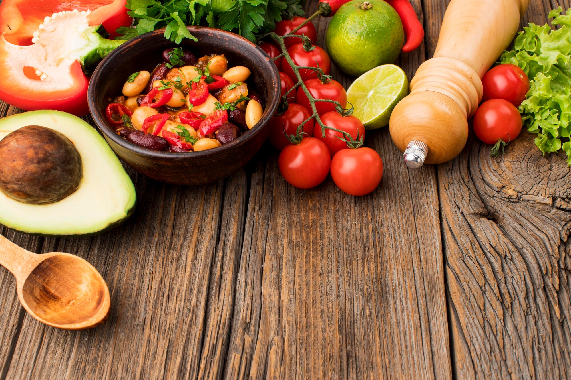 Mesa con alimentos frescos variados: frutas, verduras, semillas y granos de la dieta andina peruana